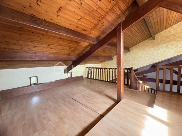 À découvrir à Saint-Léger-sous-Cholet, dans un environnement calme et verdoyant, cette maison familiale construite en 1981 offre 142 m² habitables sur une belle parcelle de 962 m².

Dès l’entrée, vous découvrirez un hall de 7,30 m² qui s’ouvre sur une agréable pièce de vie de 42 m². Chaleureux et plein de caractère, le salon-séjour bénéficie d’une cheminée et offre un bel espace pour partager les moments en famille.

La cuisine indépendante de 15,70 m² complète cet espace de vie.

Le rez-de-chaussée propose également trois chambres de 9,80 m², 11,85 m² et 10,95 m², ainsi qu’une salle d’eau et des WC indépendants. Un véritable espace de vie de plain-pied, pratique et confortable au quotidien.

À l’étage, une mezzanine de 14,60 m² offre un espace supplémentaire idéal pour un bureau, un coin détente ou une salle de jeux. Elle dessert une quatrième chambre mansardée ainsi que des WC indépendants.

Autre atout majeur de cette maison : son sous-sol complet d’environ 125 m², offrant un remarquable potentiel et de nombreux espaces de rangement. Il comprend notamment une pièce pouvant être aménagée en chambre supplémentaire, une buanderie, un atelier, une cave ainsi qu’un grand garage.

À l’extérieur, vous profiterez d’un terrain de 962 m², agrémenté notamment d’un puits.

La maison bénéficie également de plusieurs équipements appréciables : pompe à chaleur, panneaux solaires et DPE classé C. Les menuiseries ont été installées il y a environ 6 ans.

Une maison familiale aux beaux volumes, offrant une vie de plain-pied, un vaste sous-sol et de nombreuses possibilités d’aménagement, dans un environnement agréable à Saint-Léger-sous-Cholet.