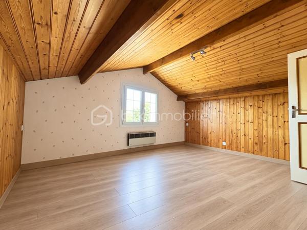 À découvrir à Saint-Léger-sous-Cholet, dans un environnement calme et verdoyant, cette maison familiale construite en 1981 offre 142 m² habitables sur une belle parcelle de 962 m².

Dès l’entrée, vous découvrirez un hall de 7,30 m² qui s’ouvre sur une agréable pièce de vie de 42 m². Chaleureux et plein de caractère, le salon-séjour bénéficie d’une cheminée et offre un bel espace pour partager les moments en famille.

La cuisine indépendante de 15,70 m² complète cet espace de vie.

Le rez-de-chaussée propose également trois chambres de 9,80 m², 11,85 m² et 10,95 m², ainsi qu’une salle d’eau et des WC indépendants. Un véritable espace de vie de plain-pied, pratique et confortable au quotidien.

À l’étage, une mezzanine de 14,60 m² offre un espace supplémentaire idéal pour un bureau, un coin détente ou une salle de jeux. Elle dessert une quatrième chambre mansardée ainsi que des WC indépendants.

Autre atout majeur de cette maison : son sous-sol complet d’environ 125 m², offrant un remarquable potentiel et de nombreux espaces de rangement. Il comprend notamment une pièce pouvant être aménagée en chambre supplémentaire, une buanderie, un atelier, une cave ainsi qu’un grand garage.

À l’extérieur, vous profiterez d’un terrain de 962 m², agrémenté notamment d’un puits.

La maison bénéficie également de plusieurs équipements appréciables : pompe à chaleur, panneaux solaires et DPE classé C. Les menuiseries ont été installées il y a environ 6 ans.

Une maison familiale aux beaux volumes, offrant une vie de plain-pied, un vaste sous-sol et de nombreuses possibilités d’aménagement, dans un environnement agréable à Saint-Léger-sous-Cholet.