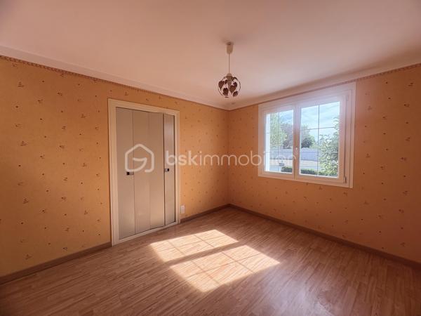 À découvrir à Saint-Léger-sous-Cholet, dans un environnement calme et verdoyant, cette maison familiale construite en 1981 offre 142 m² habitables sur une belle parcelle de 962 m².

Dès l’entrée, vous découvrirez un hall de 7,30 m² qui s’ouvre sur une agréable pièce de vie de 42 m². Chaleureux et plein de caractère, le salon-séjour bénéficie d’une cheminée et offre un bel espace pour partager les moments en famille.

La cuisine indépendante de 15,70 m² complète cet espace de vie.

Le rez-de-chaussée propose également trois chambres de 9,80 m², 11,85 m² et 10,95 m², ainsi qu’une salle d’eau et des WC indépendants. Un véritable espace de vie de plain-pied, pratique et confortable au quotidien.

À l’étage, une mezzanine de 14,60 m² offre un espace supplémentaire idéal pour un bureau, un coin détente ou une salle de jeux. Elle dessert une quatrième chambre mansardée ainsi que des WC indépendants.

Autre atout majeur de cette maison : son sous-sol complet d’environ 125 m², offrant un remarquable potentiel et de nombreux espaces de rangement. Il comprend notamment une pièce pouvant être aménagée en chambre supplémentaire, une buanderie, un atelier, une cave ainsi qu’un grand garage.

À l’extérieur, vous profiterez d’un terrain de 962 m², agrémenté notamment d’un puits.

La maison bénéficie également de plusieurs équipements appréciables : pompe à chaleur, panneaux solaires et DPE classé C. Les menuiseries ont été installées il y a environ 6 ans.

Une maison familiale aux beaux volumes, offrant une vie de plain-pied, un vaste sous-sol et de nombreuses possibilités d’aménagement, dans un environnement agréable à Saint-Léger-sous-Cholet.