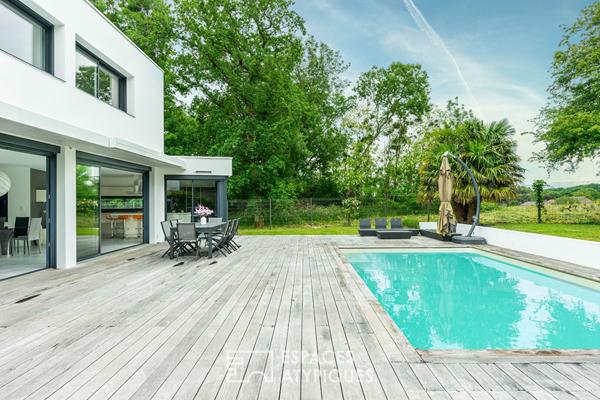 Villa californienne sur piscine et vue luxuriante