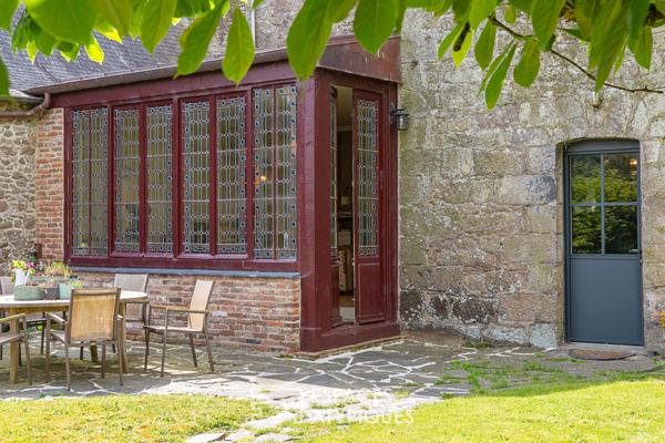 Belle maison du 17è siècle rénovée avec bâtisse en pierre idéale pour chambres d’hôtes ou maison de famille au coeur de la cité de Moncontour