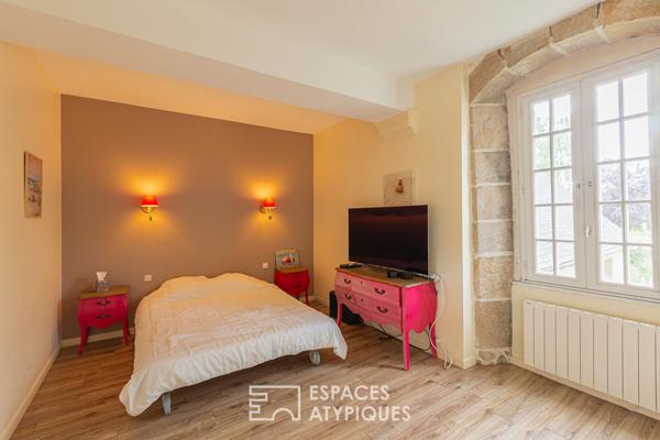 Belle maison du 17è siècle rénovée avec bâtisse en pierre idéale pour chambres d’hôtes ou maison de famille au coeur de la cité de Moncontour