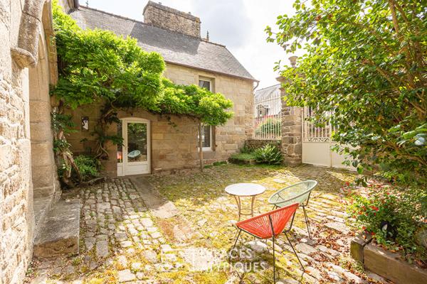 Belle maison du 17è siècle rénovée avec bâtisse en pierre idéale pour chambres d’hôtes ou maison de famille au coeur de la cité de Moncontour