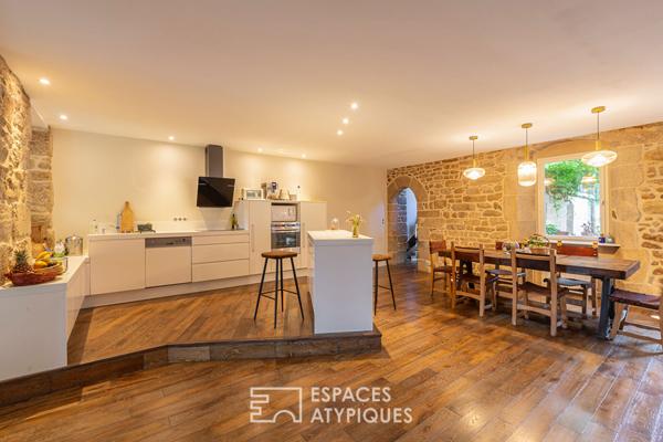 Belle maison du 17è siècle rénovée avec bâtisse en pierre idéale pour chambres d’hôtes ou maison de famille au coeur de la cité de Moncontour