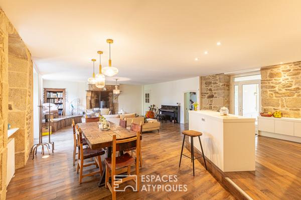 Belle maison du 17è siècle rénovée avec bâtisse en pierre idéale pour chambres d’hôtes ou maison de famille au coeur de la cité de Moncontour