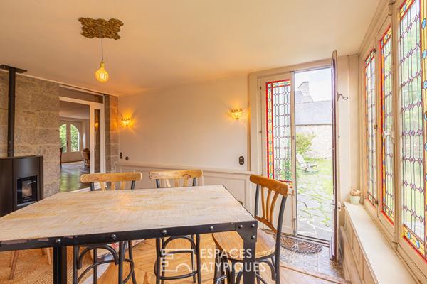 Belle maison du 17è siècle rénovée avec bâtisse en pierre idéale pour chambres d’hôtes ou maison de famille au coeur de la cité de Moncontour