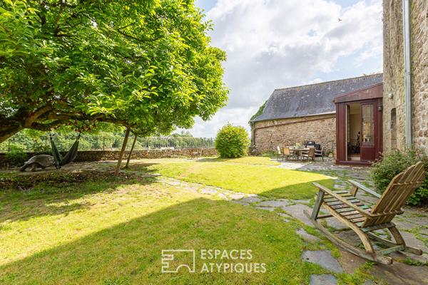 Belle maison du 17è siècle rénovée avec bâtisse en pierre idéale pour chambres d’hôtes ou maison de famille au coeur de la cité de Moncontour