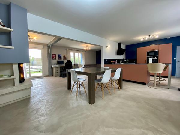 Maison aux volumes généreux proche des commodités