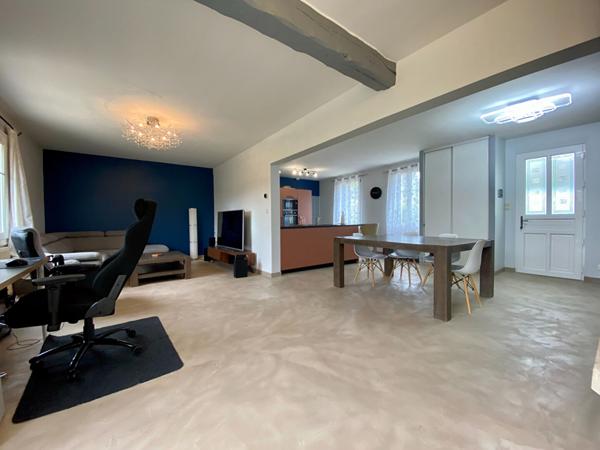 Maison aux volumes généreux proche des commodités