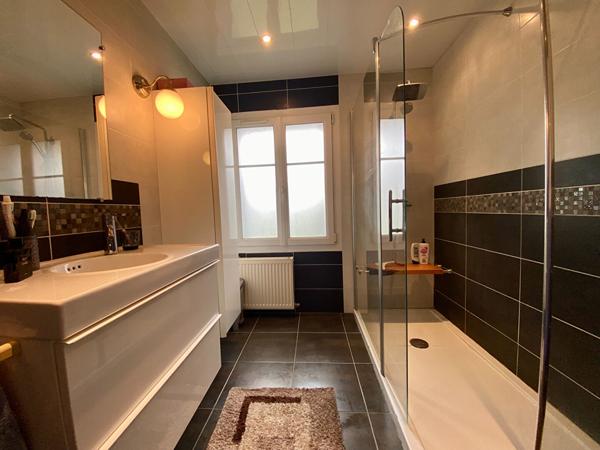 Maison aux volumes généreux proche des commodités