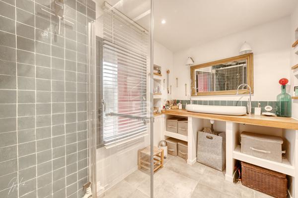 Maison de ville rénovée - 215 m² - Jardin paysagé - Terrasses - Garage