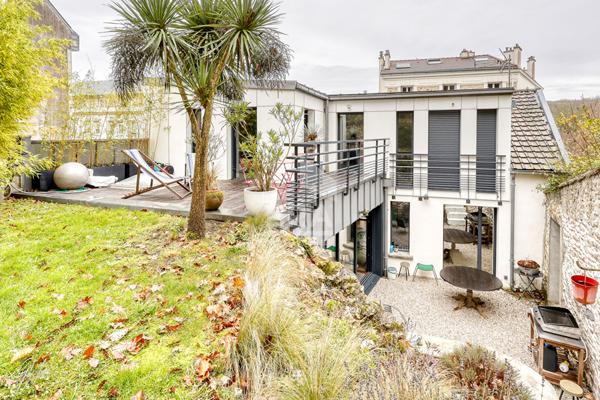 Maison de ville rénovée - 215 m² - Jardin paysagé - Terrasses - Garage