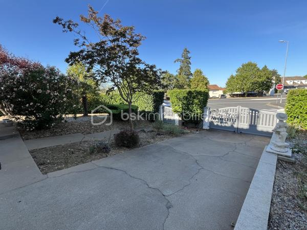 Aiffres, proche commerces et services, maison de 110 m² habitables sur 2 niveaux comprenant au rdc, entrée, bureau, grand garage et sous-sol. A l'étage, grande pièce de vie avec cuisine ouverte aménagée et équipée, salle d'eau, wc séparé, dégagement et 3 chambres. Chauffage gaz de ville.
Terrain clos de 597 m². Pas de travaux extérieur, juste rafraichissement intérieur à prévoir. 
A voir rapidement.