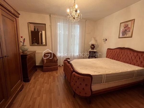 Aiffres, proche commerces et services, maison de 110 m² habitables sur 2 niveaux comprenant au rdc, entrée, bureau, grand garage et sous-sol. A l'étage, grande pièce de vie avec cuisine ouverte aménagée et équipée, salle d'eau, wc séparé, dégagement et 3 chambres. Chauffage gaz de ville.
Terrain clos de 597 m². Pas de travaux extérieur, juste rafraichissement intérieur à prévoir. 
A voir rapidement.