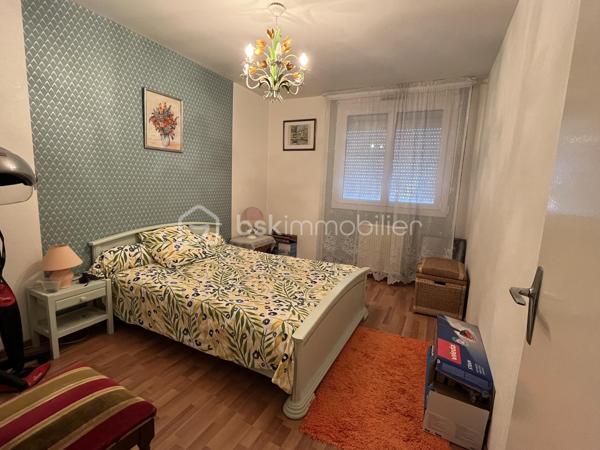 Aiffres, proche commerces et services, maison de 110 m² habitables sur 2 niveaux comprenant au rdc, entrée, bureau, grand garage et sous-sol. A l'étage, grande pièce de vie avec cuisine ouverte aménagée et équipée, salle d'eau, wc séparé, dégagement et 3 chambres. Chauffage gaz de ville.
Terrain clos de 597 m². Pas de travaux extérieur, juste rafraichissement intérieur à prévoir. 
A voir rapidement.