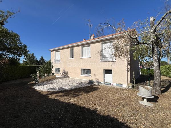 Aiffres, proche commerces et services, maison de 110 m² habitables sur 2 niveaux comprenant au rdc, entrée, bureau, grand garage et sous-sol. A l'étage, grande pièce de vie avec cuisine ouverte aménagée et équipée, salle d'eau, wc séparé, dégagement et 3 chambres. Chauffage gaz de ville.
Terrain clos de 597 m². Pas de travaux extérieur, juste rafraichissement intérieur à prévoir. 
A voir rapidement.
