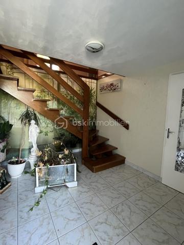 Aiffres, proche commerces et services, maison de 110 m² habitables sur 2 niveaux comprenant au rdc, entrée, bureau, grand garage et sous-sol. A l'étage, grande pièce de vie avec cuisine ouverte aménagée et équipée, salle d'eau, wc séparé, dégagement et 3 chambres. Chauffage gaz de ville.
Terrain clos de 597 m². Pas de travaux extérieur, juste rafraichissement intérieur à prévoir. 
A voir rapidement.