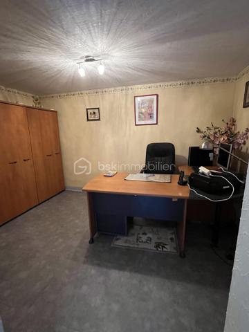 Aiffres, proche commerces et services, maison de 110 m² habitables sur 2 niveaux comprenant au rdc, entrée, bureau, grand garage et sous-sol. A l'étage, grande pièce de vie avec cuisine ouverte aménagée et équipée, salle d'eau, wc séparé, dégagement et 3 chambres. Chauffage gaz de ville.
Terrain clos de 597 m². Pas de travaux extérieur, juste rafraichissement intérieur à prévoir. 
A voir rapidement.