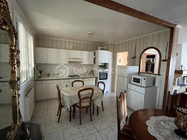 Aiffres, proche commerces et services, maison de 110 m² habitables sur 2 niveaux comprenant au rdc, entrée, bureau, grand garage et sous-sol. A l'étage, grande pièce de vie avec cuisine ouverte aménagée et équipée, salle d'eau, wc séparé, dégagement et 3 chambres. Chauffage gaz de ville.
Terrain clos de 597 m². Pas de travaux extérieur, juste rafraichissement intérieur à prévoir. 
A voir rapidement.