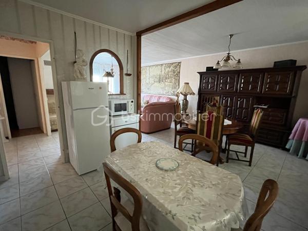 Aiffres, proche commerces et services, maison de 110 m² habitables sur 2 niveaux comprenant au rdc, entrée, bureau, grand garage et sous-sol. A l'étage, grande pièce de vie avec cuisine ouverte aménagée et équipée, salle d'eau, wc séparé, dégagement et 3 chambres. Chauffage gaz de ville.
Terrain clos de 597 m². Pas de travaux extérieur, juste rafraichissement intérieur à prévoir. 
A voir rapidement.