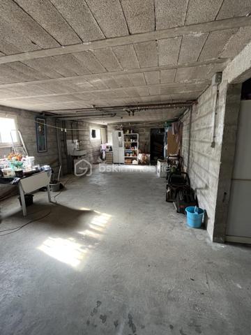 Aiffres, proche commerces et services, maison de 110 m² habitables sur 2 niveaux comprenant au rdc, entrée, bureau, grand garage et sous-sol. A l'étage, grande pièce de vie avec cuisine ouverte aménagée et équipée, salle d'eau, wc séparé, dégagement et 3 chambres. Chauffage gaz de ville.
Terrain clos de 597 m². Pas de travaux extérieur, juste rafraichissement intérieur à prévoir. 
A voir rapidement.