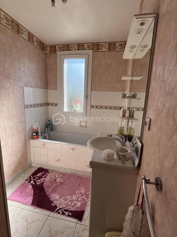 Aiffres, proche commerces et services, maison de 110 m² habitables sur 2 niveaux comprenant au rdc, entrée, bureau, grand garage et sous-sol. A l'étage, grande pièce de vie avec cuisine ouverte aménagée et équipée, salle d'eau, wc séparé, dégagement et 3 chambres. Chauffage gaz de ville.
Terrain clos de 597 m². Pas de travaux extérieur, juste rafraichissement intérieur à prévoir. 
A voir rapidement.