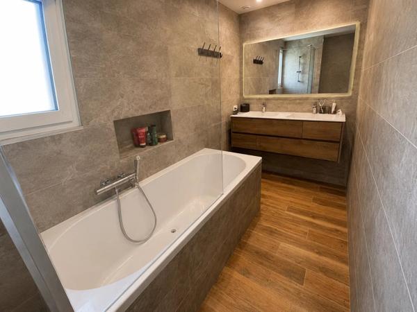Vente                                                      Maison
                        
                     6 pièces                      137 m2                     à Le Luc