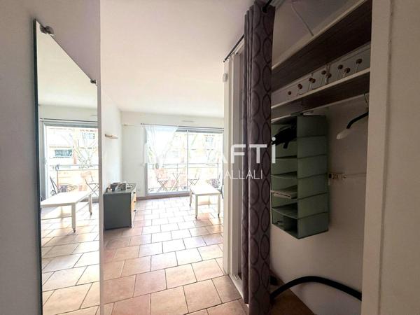 Studio avec balcon, parking, proche Olympia
