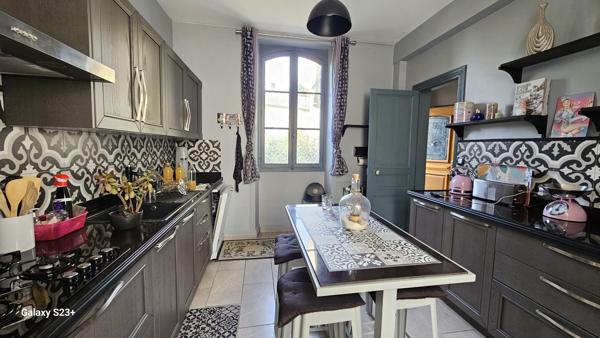 ELEGANTE MAISON EN PIERRE AVEC JARDIN ET PISCINE