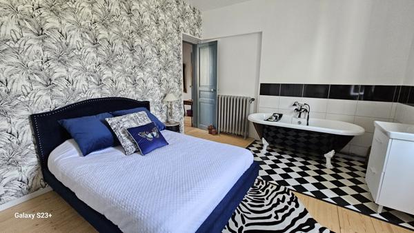 ELEGANTE MAISON EN PIERRE AVEC JARDIN ET PISCINE