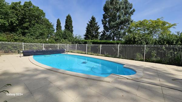 ELEGANTE MAISON EN PIERRE AVEC JARDIN ET PISCINE