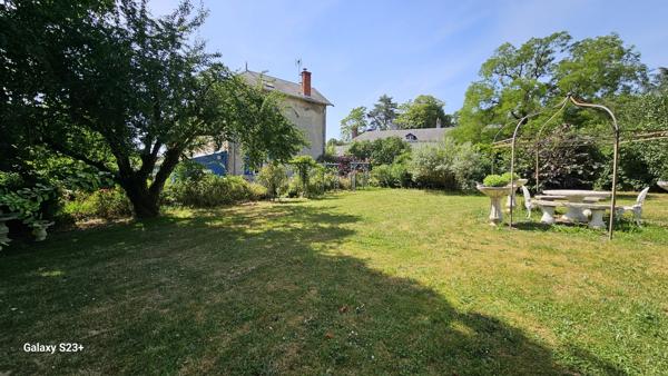 ELEGANTE MAISON EN PIERRE AVEC JARDIN ET PISCINE