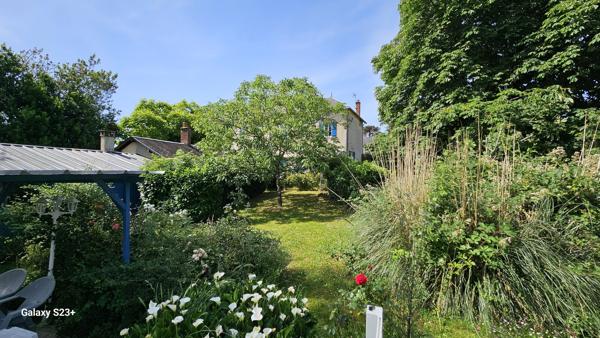 ELEGANTE MAISON EN PIERRE AVEC JARDIN ET PISCINE
