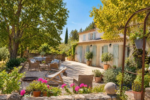 Flayosc - Propriété de charme, 5 chambres, piscine, dépendances - Vue panoramique.