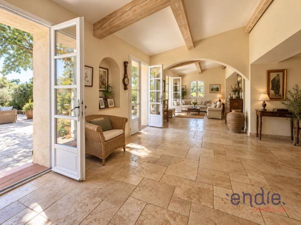 Flayosc - Propriété de charme, 5 chambres, piscine, dépendances - Vue panoramique.