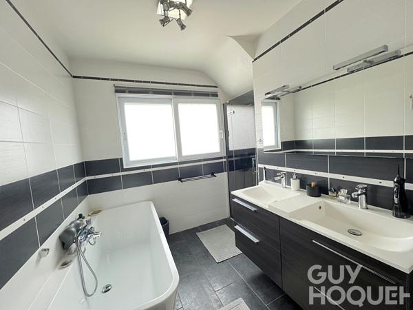 Maison Magny Les Hameaux 9 pièce(s) 261 m2
