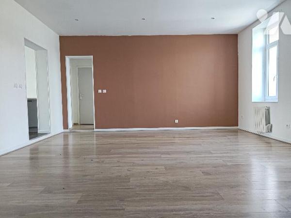 Centre-ville FAUQUEMBERGUES : immeuble comprenant deux logements.