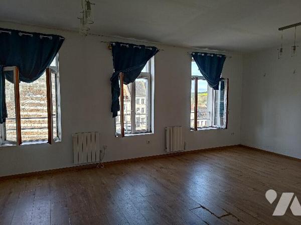 Centre-ville FAUQUEMBERGUES : immeuble comprenant deux logements.