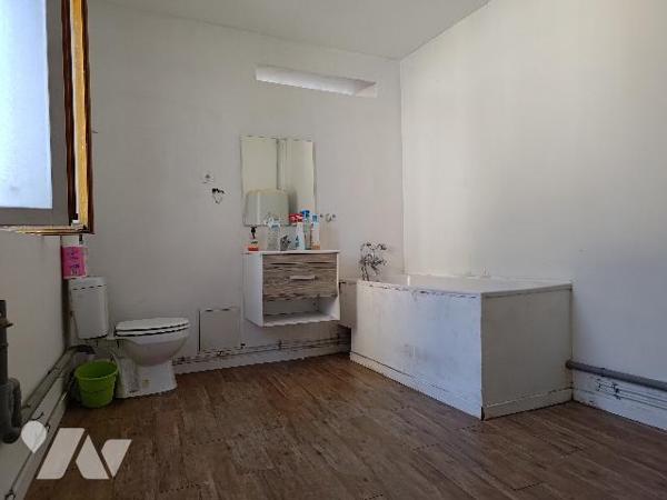 Centre-ville FAUQUEMBERGUES : immeuble comprenant deux logements.