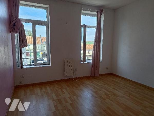 Centre-ville FAUQUEMBERGUES : immeuble comprenant deux logements.