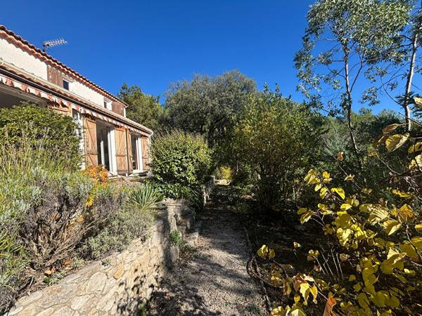 Maison à vendre à Mimet - 4 pièces , studio et garage sur 4000m² de terrain au grand calme.