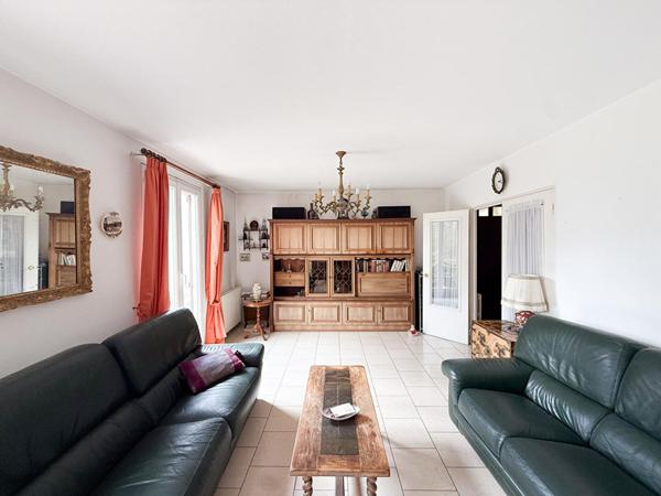 Maison à vendre à Mimet - 4 pièces , studio et garage sur 4000m² de terrain au grand calme.