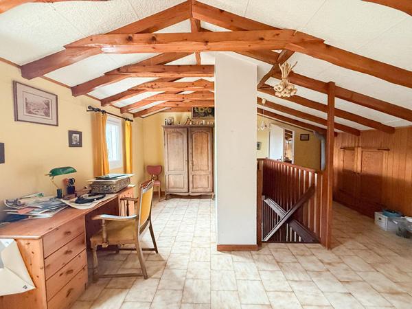 Maison à vendre à Mimet - 4 pièces , studio et garage sur 4000m² de terrain au grand calme.