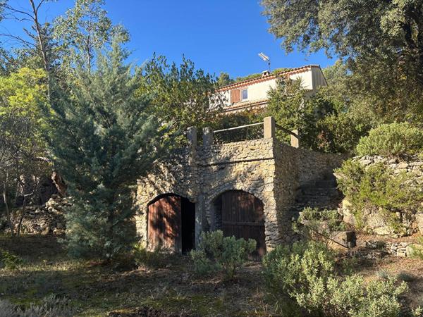 Maison à vendre à Mimet - 4 pièces , studio et garage sur 4000m² de terrain au grand calme.