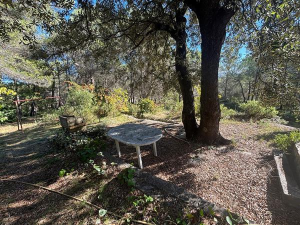 Maison à vendre à Mimet - 4 pièces , studio et garage sur 4000m² de terrain au grand calme.