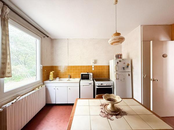 Maison à vendre à Mimet - 4 pièces , studio et garage sur 4000m² de terrain au grand calme.