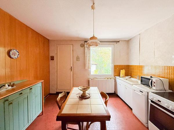 Maison à vendre à Mimet - 4 pièces , studio et garage sur 4000m² de terrain au grand calme.