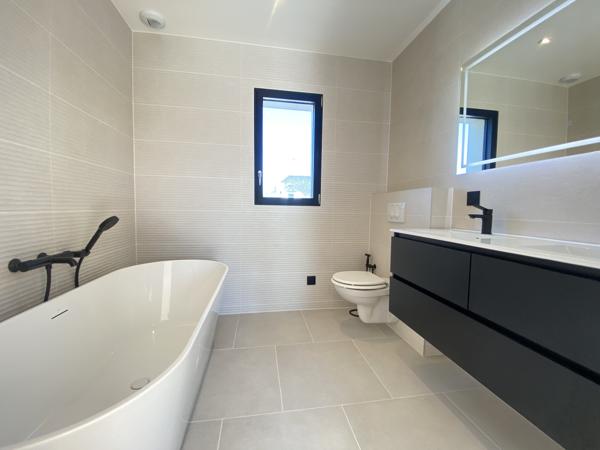 Maison
         5 pièces
        - 163 m² 645 000 € *