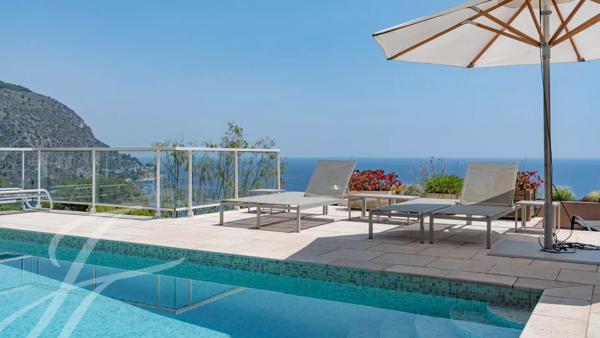 Villa moderne avec très belle vue mer, piscine, ascenseur et nombreuses terrasses