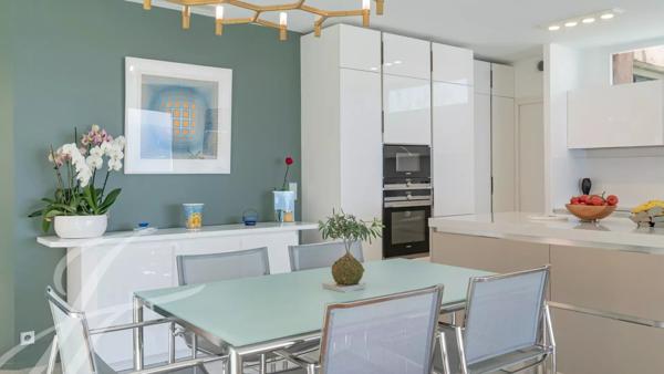Villa moderne avec très belle vue mer, piscine, ascenseur et nombreuses terrasses
